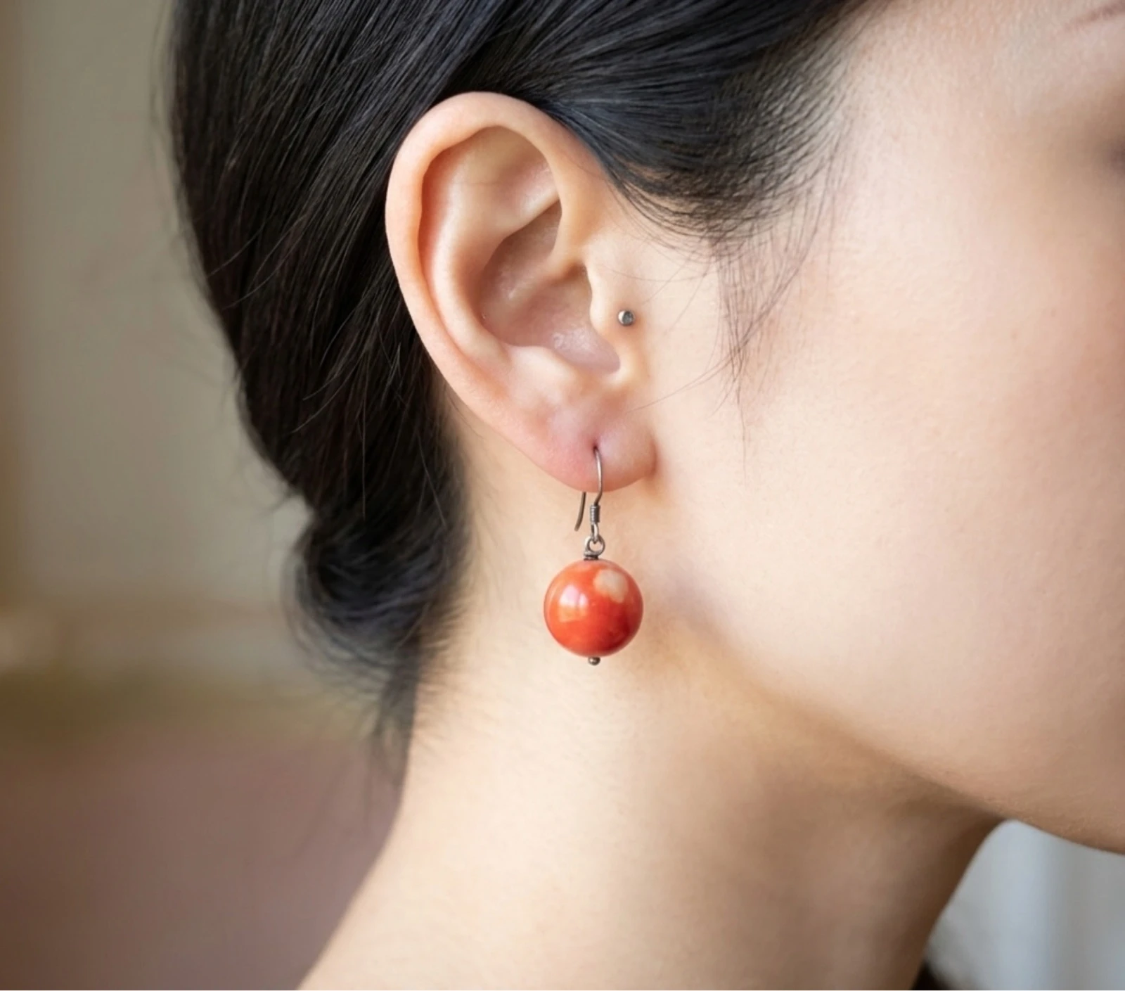Boucles d’oreilles en argent et perle de corail rouge 